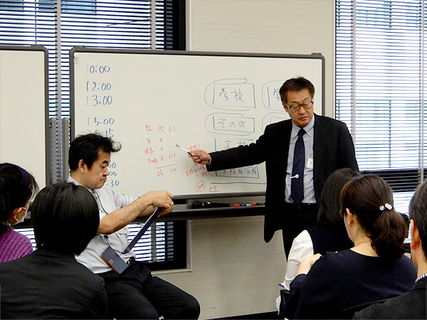写真：審査開始前　審査要領について香山先生から説明（4月14日）